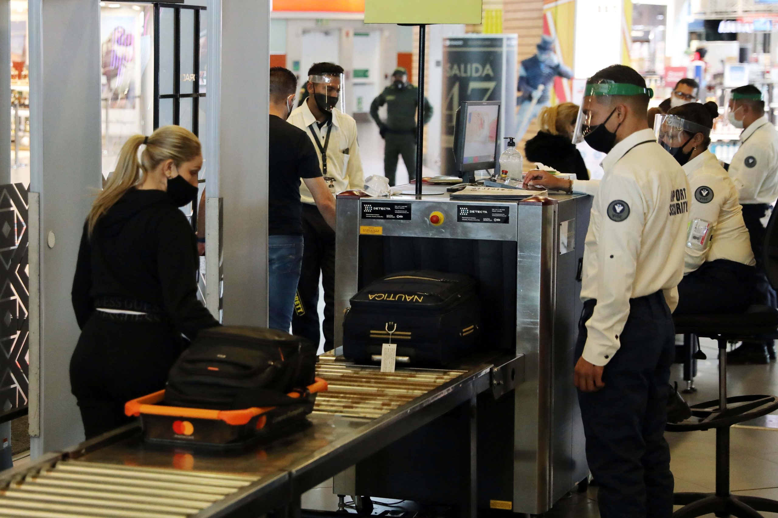 Colombia reanuda vuelos internacionales tras una suspensión de casi seis meses