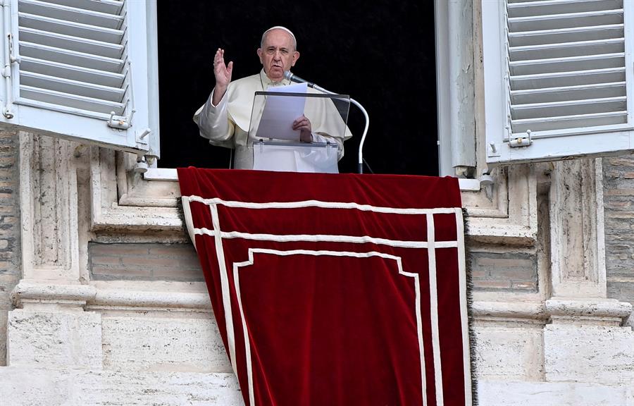 Papa encomia