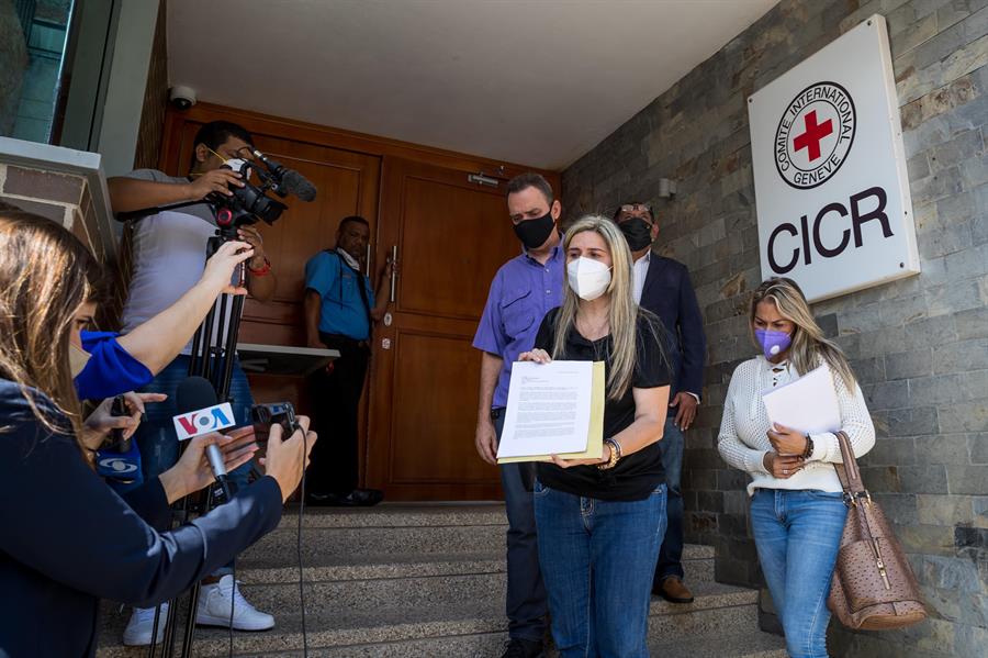 Familiares de "presos políticos" denuncian ante la Cruz Roja, en Caracas