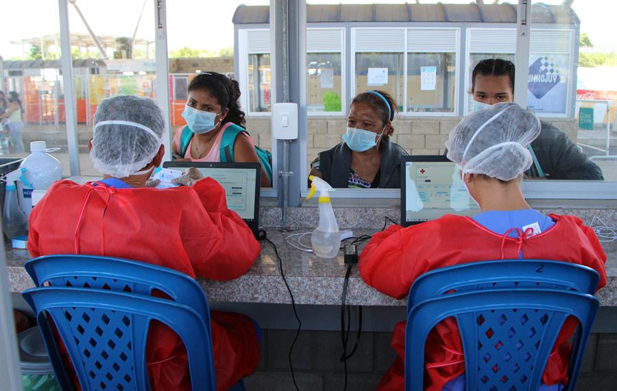 Directora de AI cuestiona a Duque por negar vacunas a venezolanos por situación migratoria