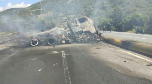 Por incendio de cisterna cargada con gasolina cierran vía Caracas-La Guaira