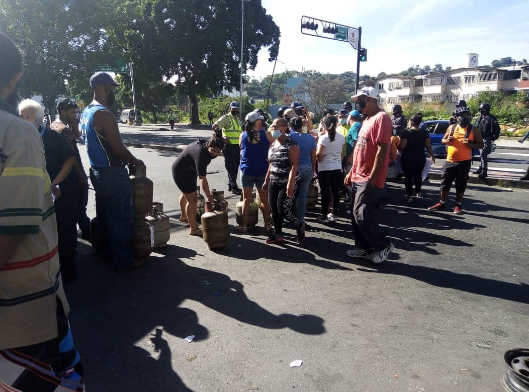 Protestan en la avenida Sucre de Catia por falta de gas doméstico este #28Oct