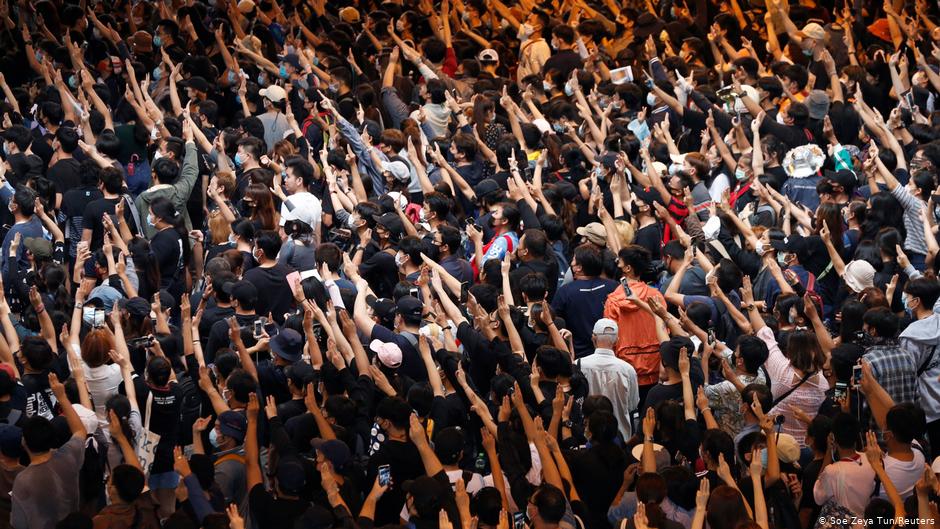 Decenas de miles protestan en Tailandia pese a la prohibición de manifestarse