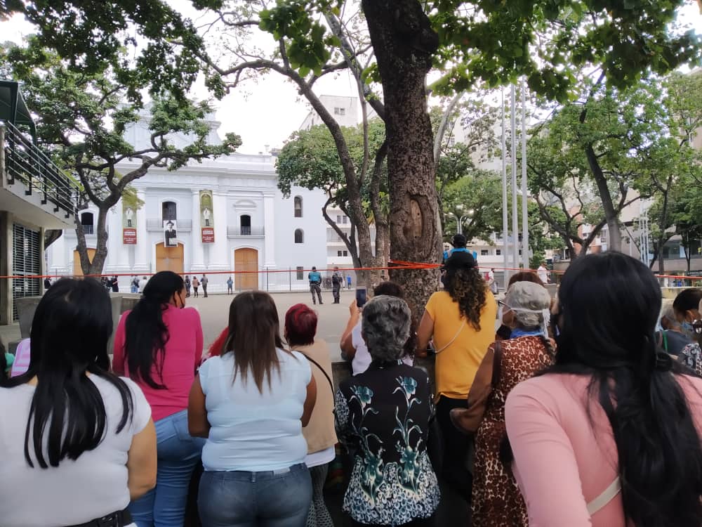 Devotos de José Gregorio Hernández se congregan en alrededores de iglesia La Candelaria