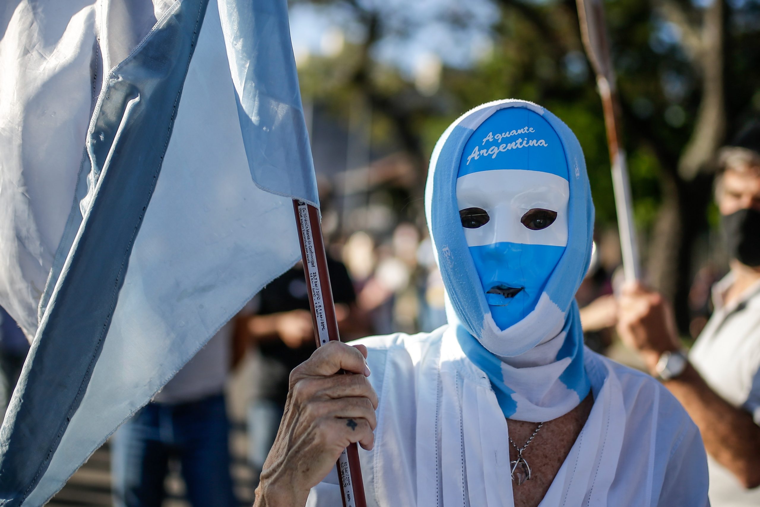 Polémica en Argentina por nuevo ente de control de noticias falsas en medios