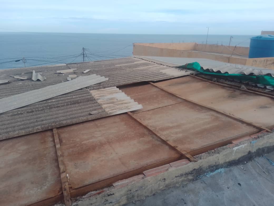 “Creí que habíamos quedado sepultados”, fuertes vientos dejan sin techo a familias en Catia la Mar