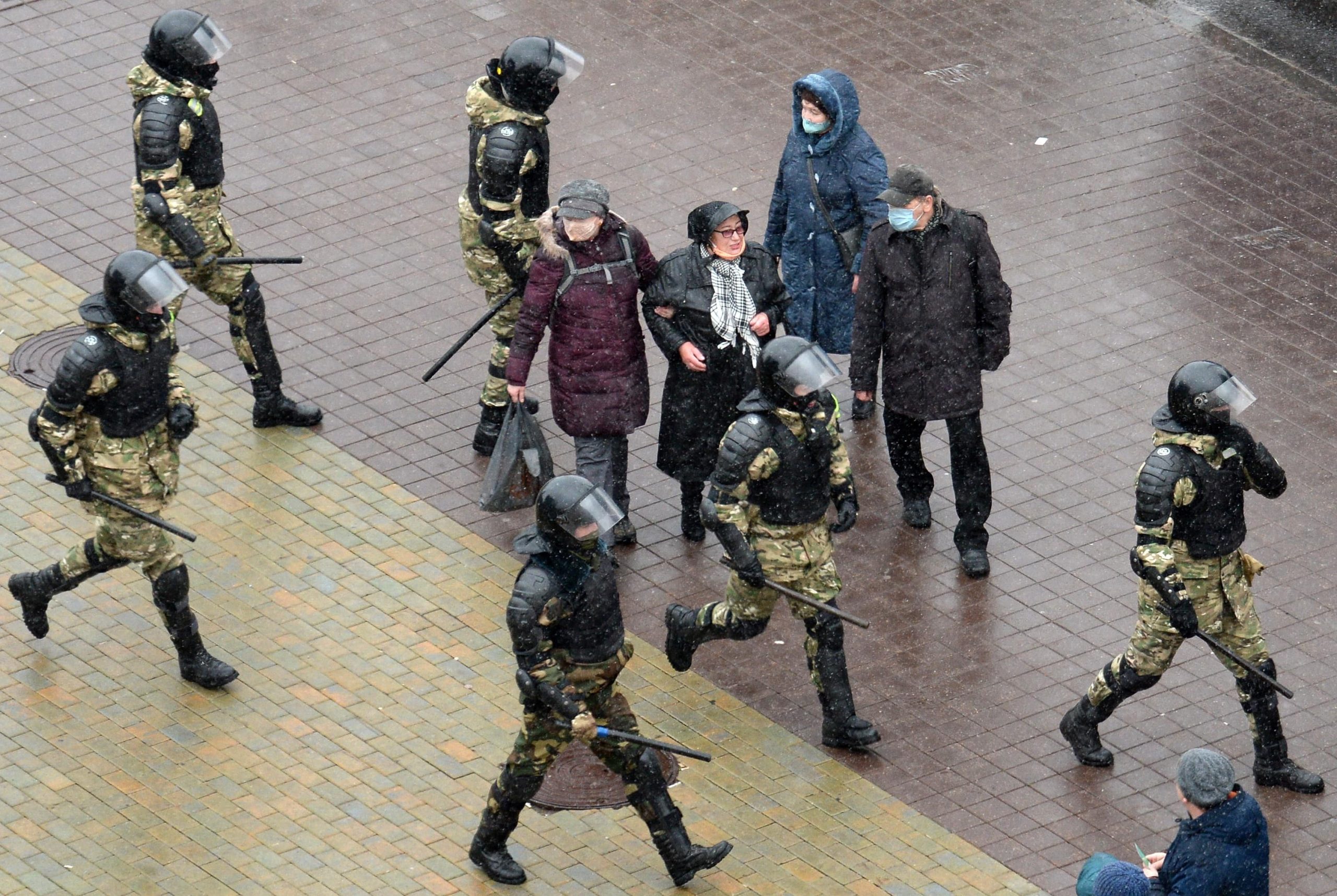 Más de 300 detenidos en una nueva protesta de bielorrusos contra Lukashenko