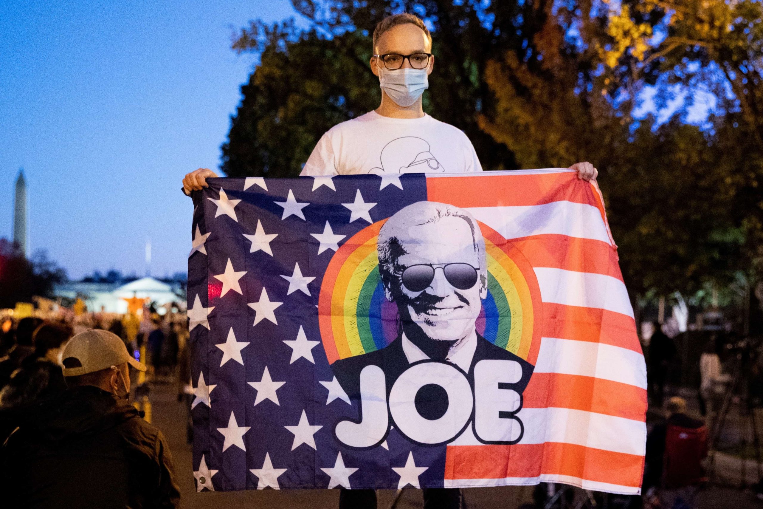 Biden roza la victoria tras la cuarta noche de agónico escrutinio