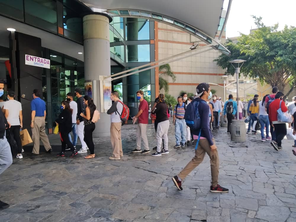 Black Friday en pandemia: Largas filas para comprar en los centros comerciales este #20Nov