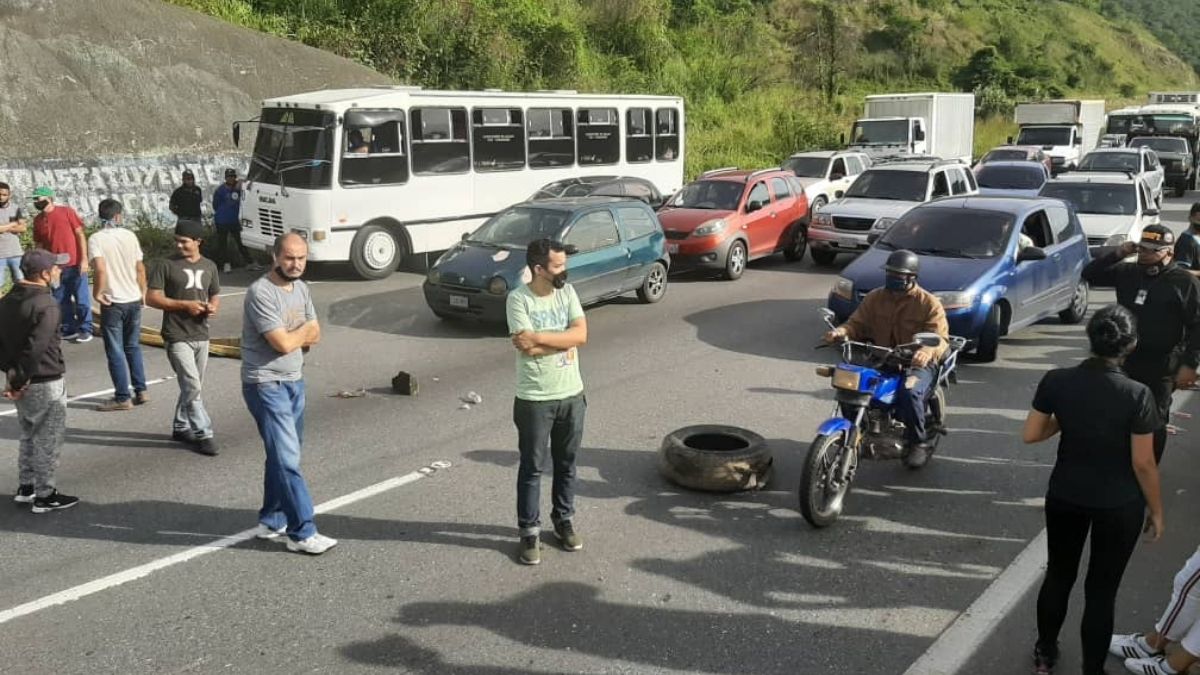 Conductores trancaron la autopista Gran Mariscal de Ayacucho por falta de gasolina este #11Nov