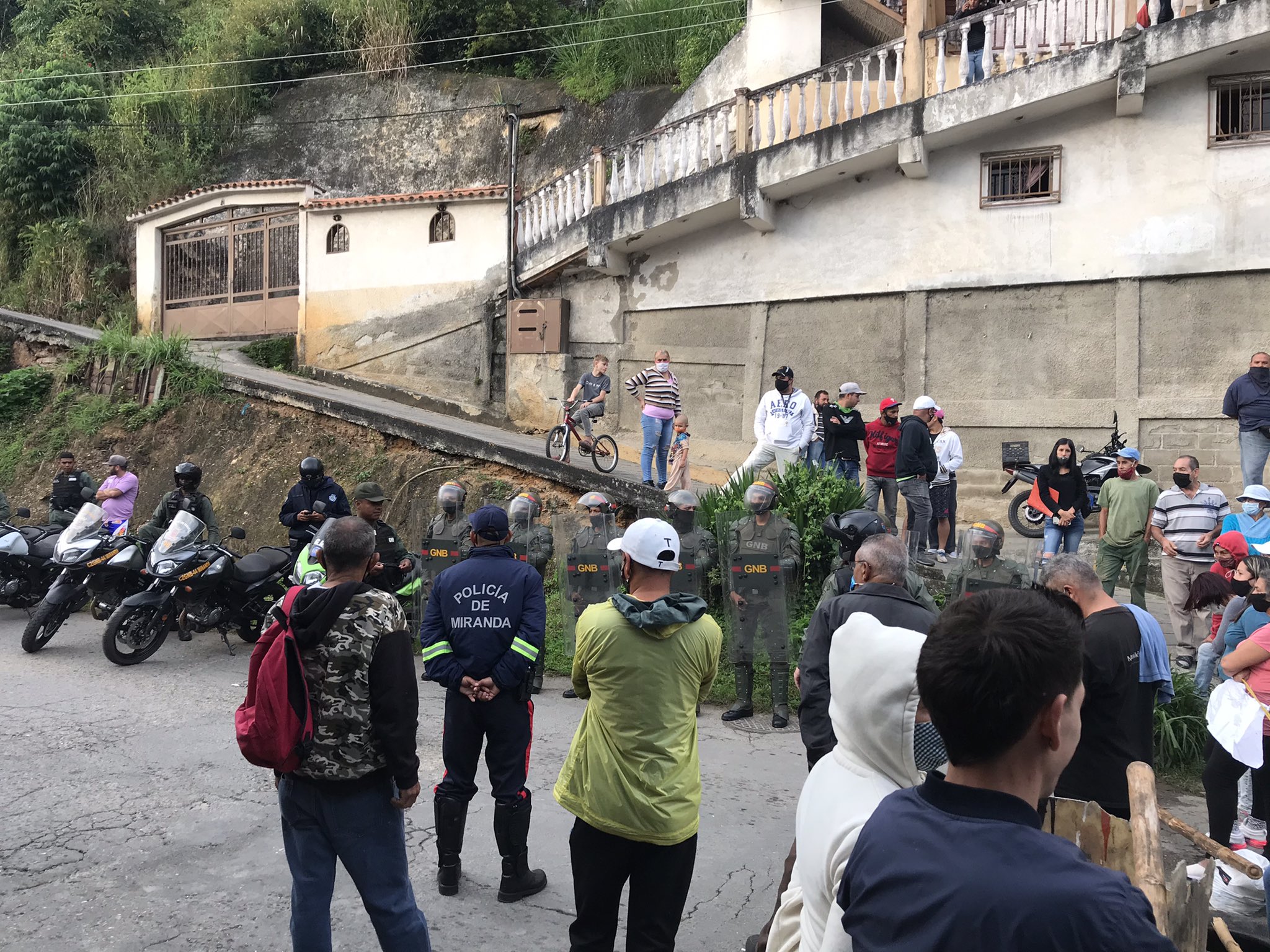 La semana de flexibilización arrancó con protestas en Caracas y Miranda por falta de gas doméstico y agua potable #30Nov