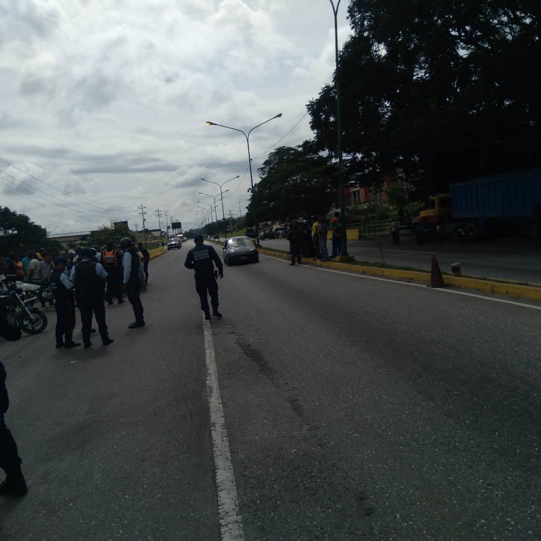 Conductores protestan en Cabudare por fallas en el suministro de combustible #25Nov
