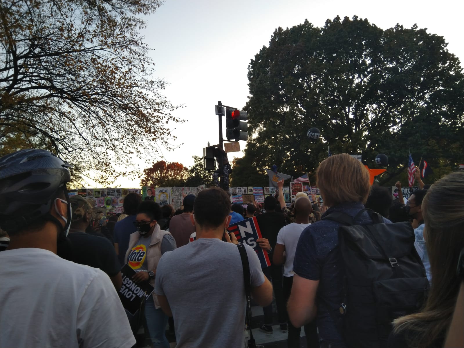 La gente se reunió frente a la Casa Blanca para celebrar