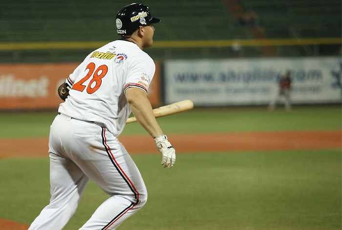 Caribes y Leones pasan la escoba en el béisbol criollo