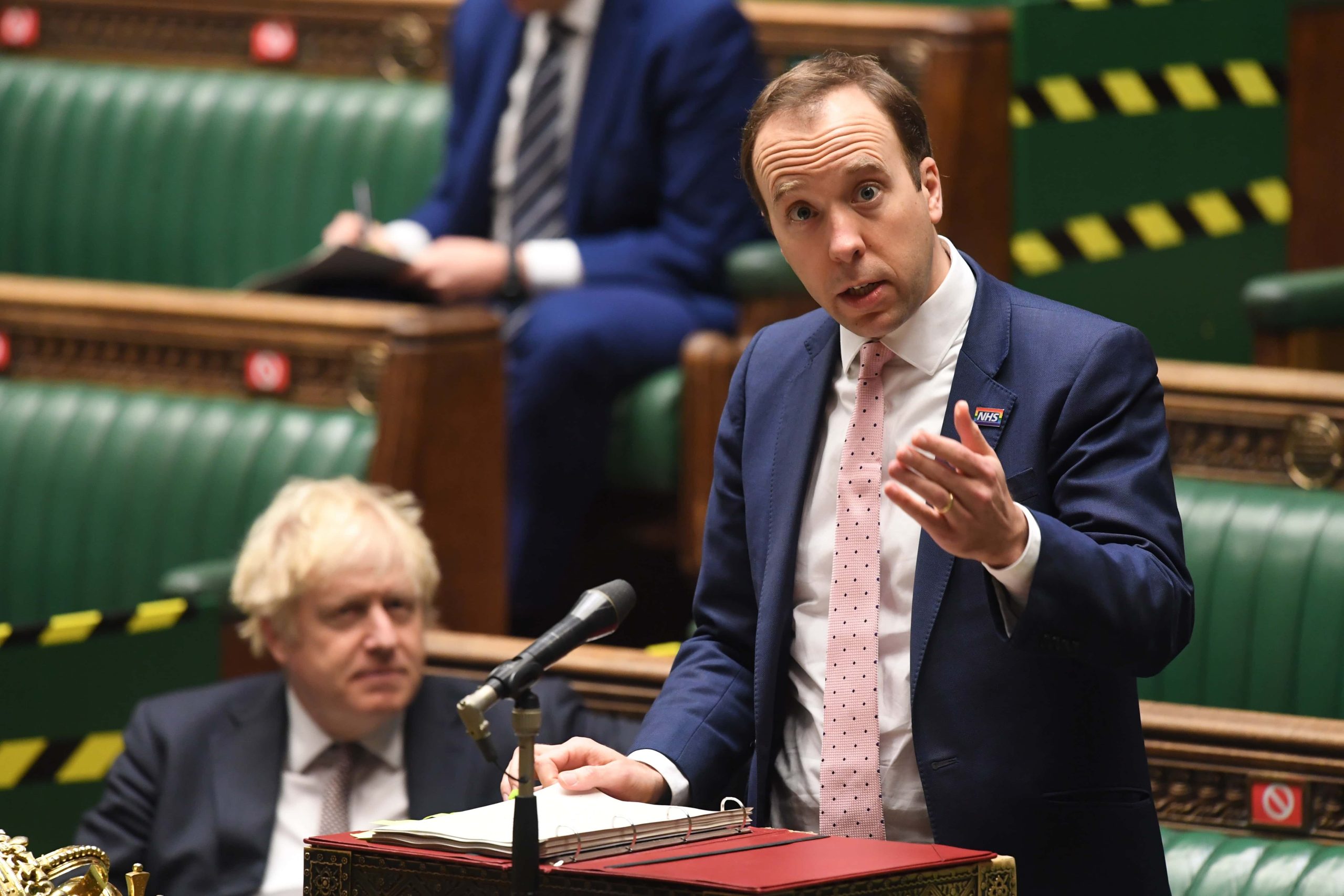 Plan de Boris Johnson para luchar contra el COVID-19 se tambalea