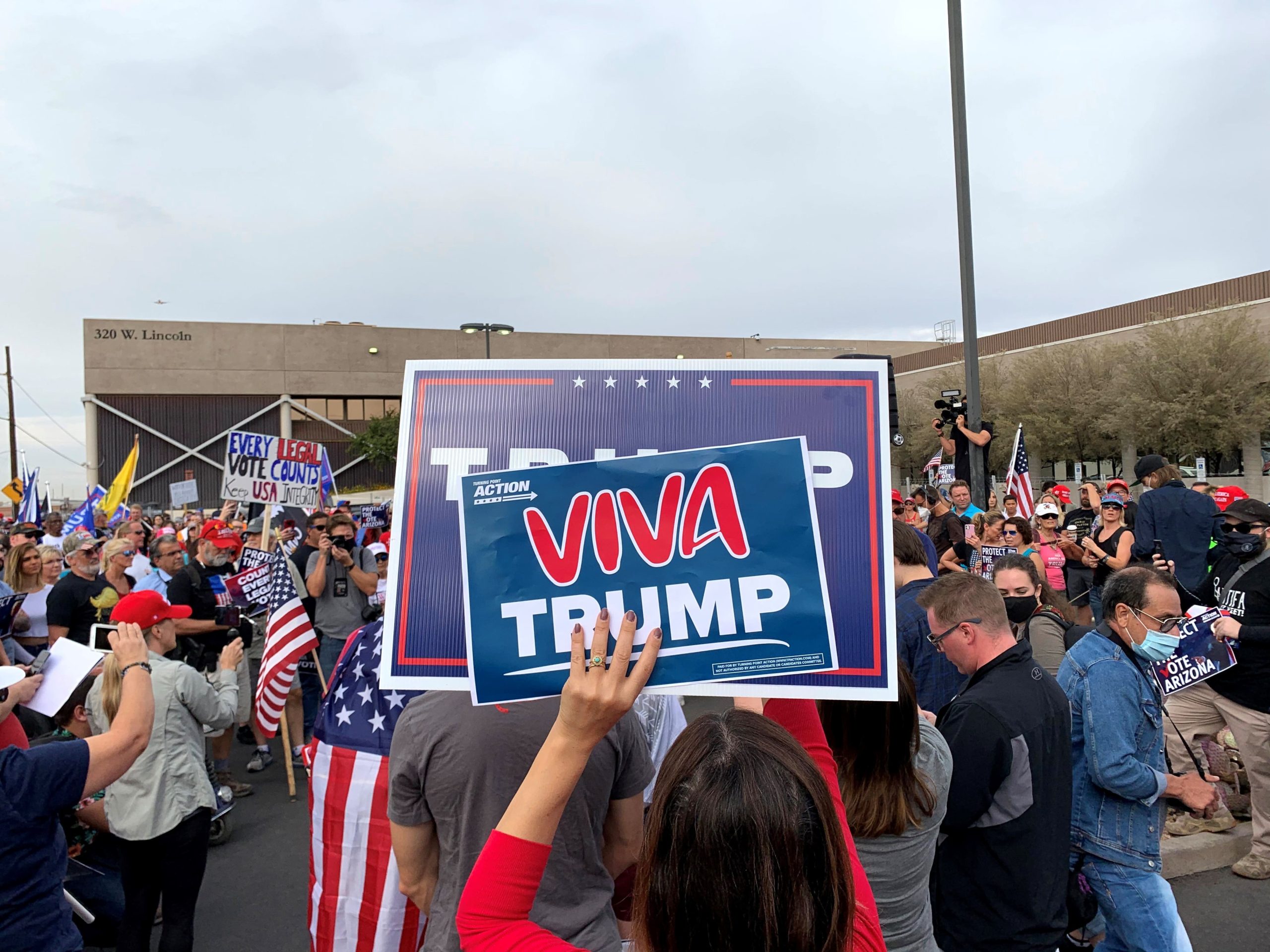 Trump dice falsamente que votos "ilegales" cambiaron conteo en Pensilvania