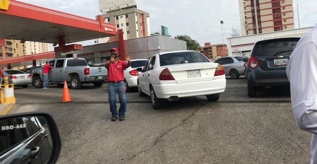 Muere una mujer por enfrentamiento entre dos policías en estación de gasolina en Maracaibo