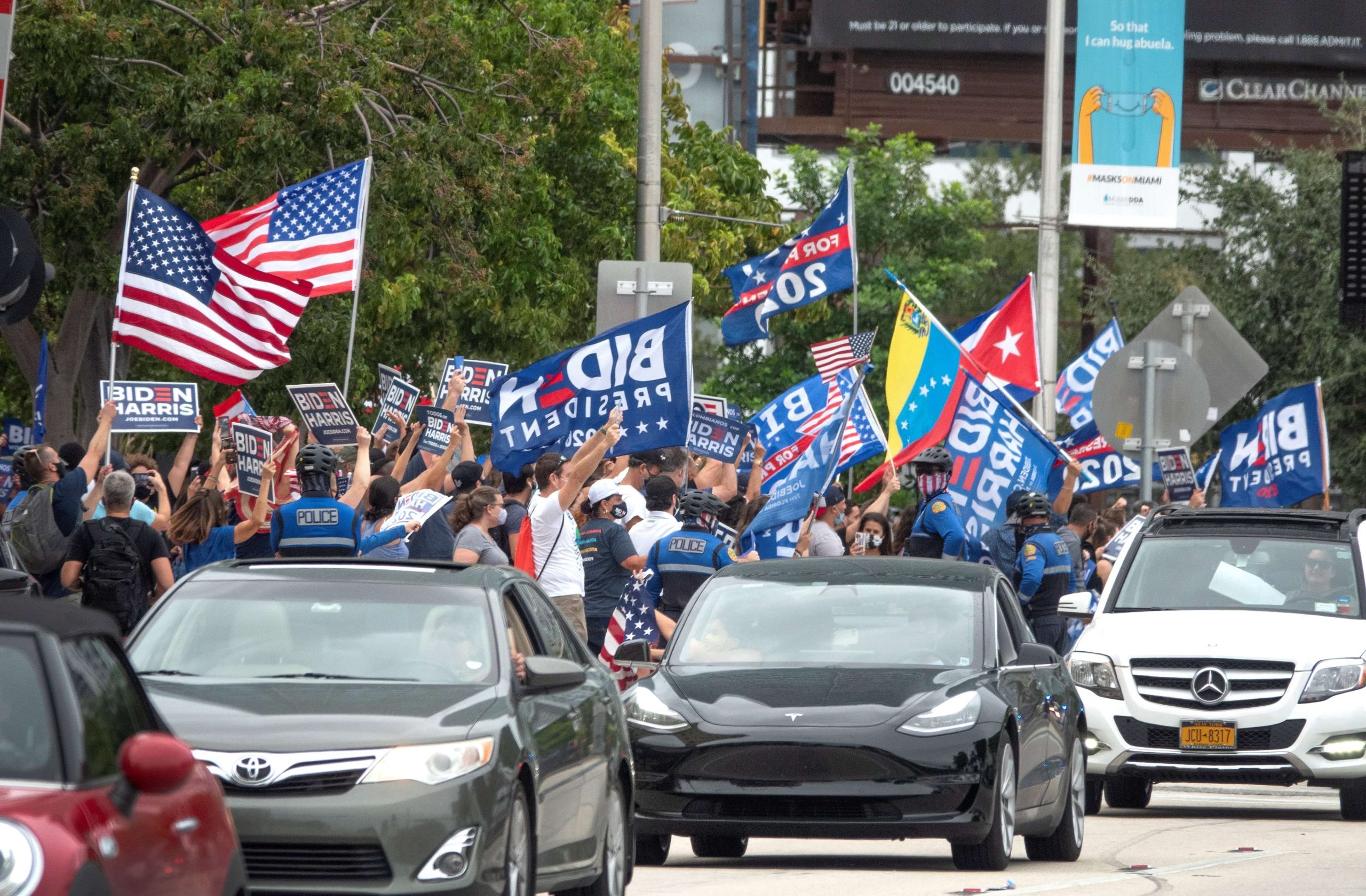 Latinos celebran en la Torre de la Libertad y calle Ocho de Miami la victoria de Biden