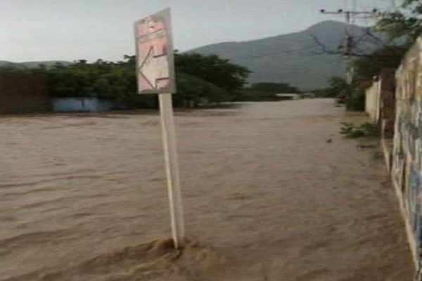 Lluvias generan inundaciones en la población de Santa Ana en Falcón