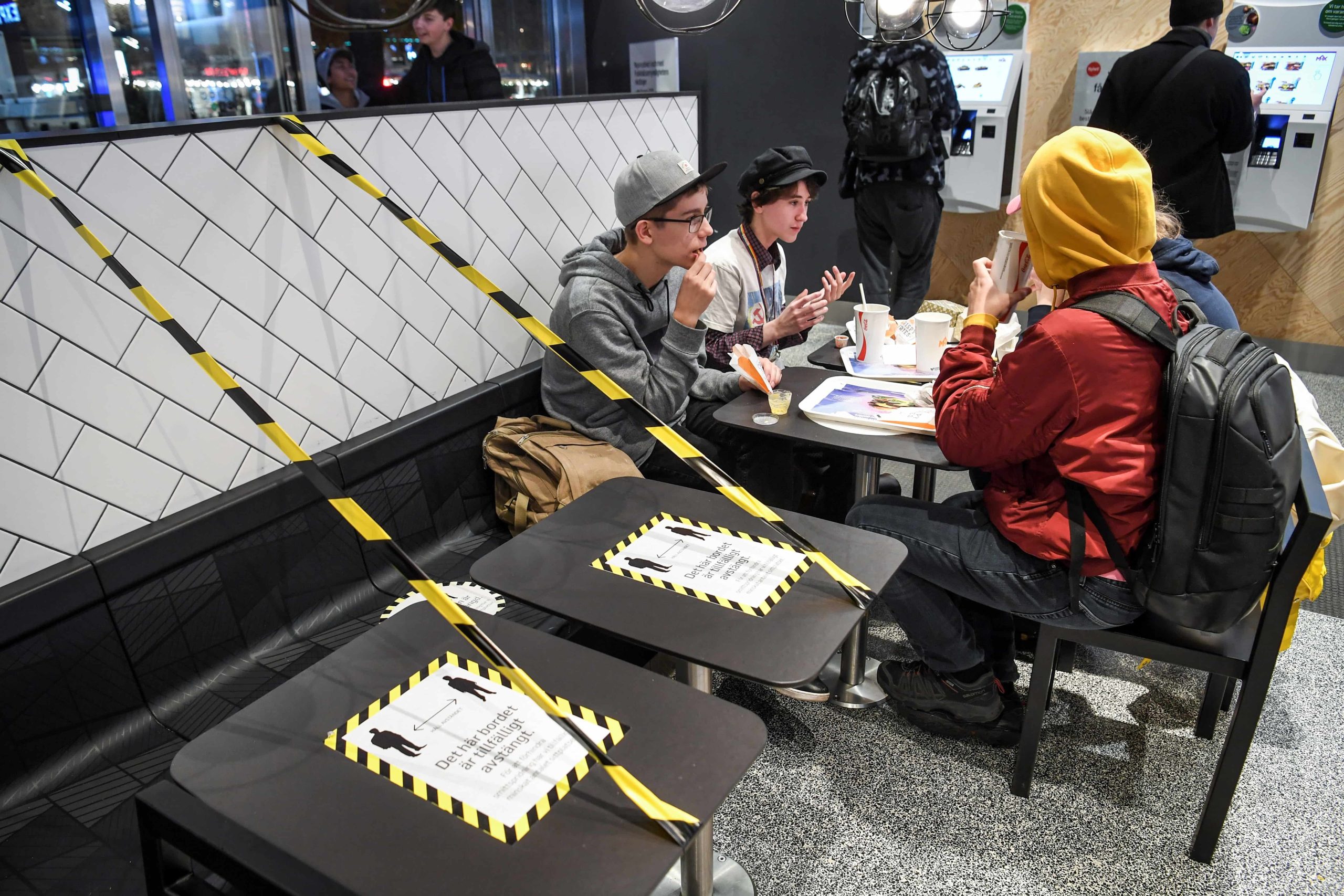 Suecia aplica más restricciones y limita reuniones públicas a ocho personas