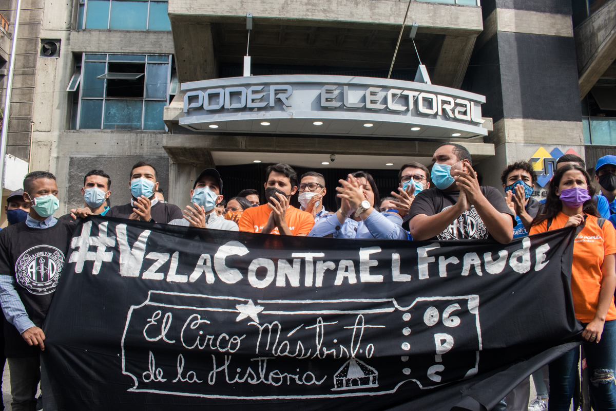 Jóvenes de partidos políticos gritaron a las puertas del CNE que el 6D «es un circo»