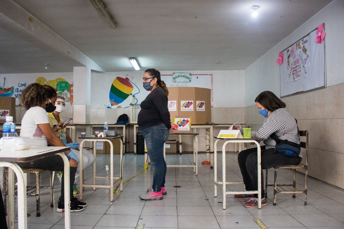 Candidaturas múltiples fragmentan el voto opositor en seis entidades