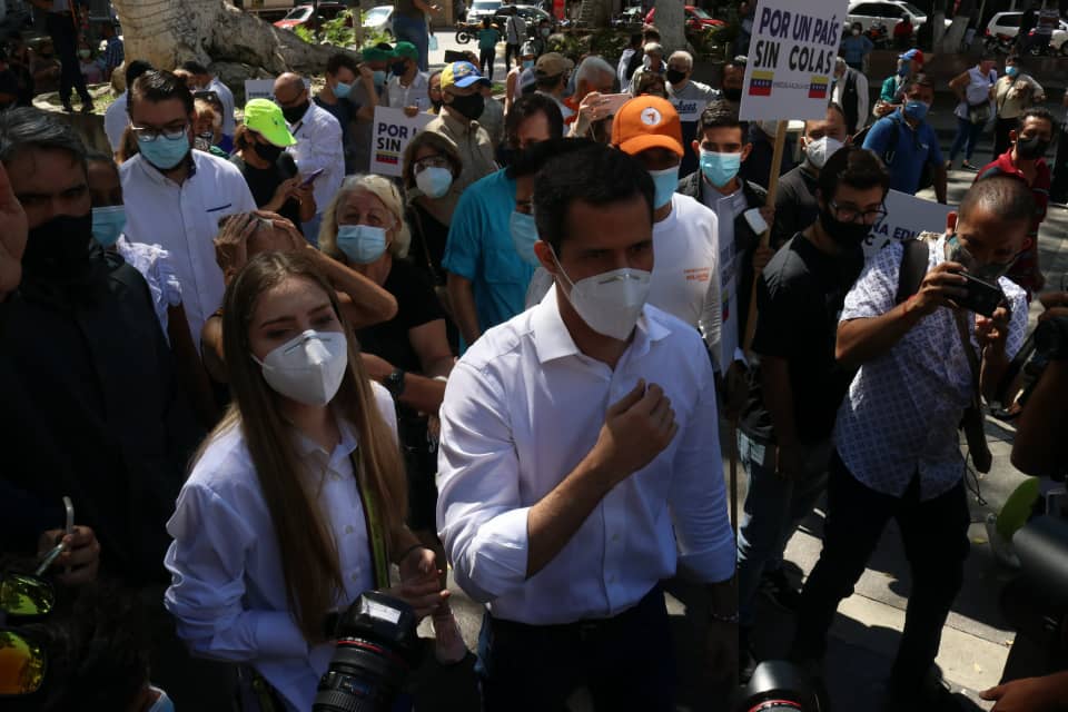 Guaidó denuncia agresiones de grupos colectivos durante la consulta popular