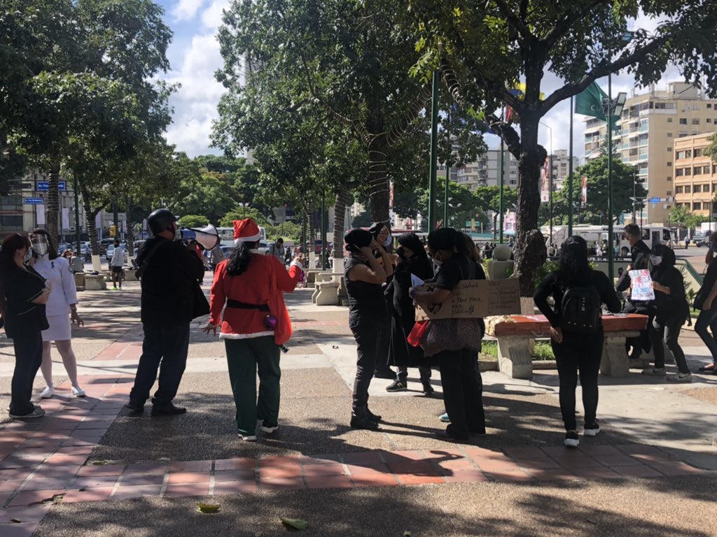 Gremios de Caracas protestan de manera simbólica por el "entierro del salario en Venezuela" este #1Dic