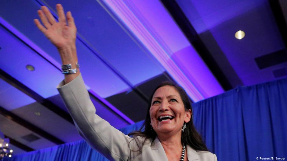 DeDeb Haaland, la primera nativa americana a cargo de la secretaría del Interior en EE. UU.