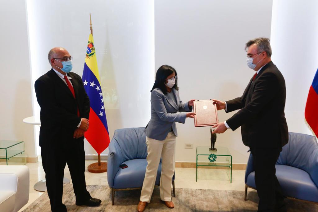 Venezuela firma contrato para vacunar a 10 millones de personas con la Sputnik V