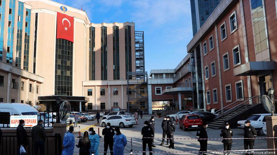 Turquía: Al menos 8 pacientes con COVID-19 mueren tras incendio en hospital