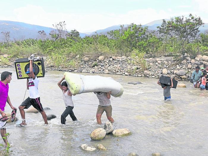 OEA: cierre de fronteras lleva a venezolanos a huir por trochas o por el mar
