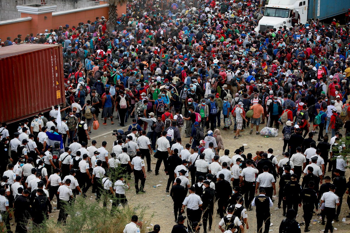 Guatemala reprime y disuelve caravana migrante hondureña - EFE