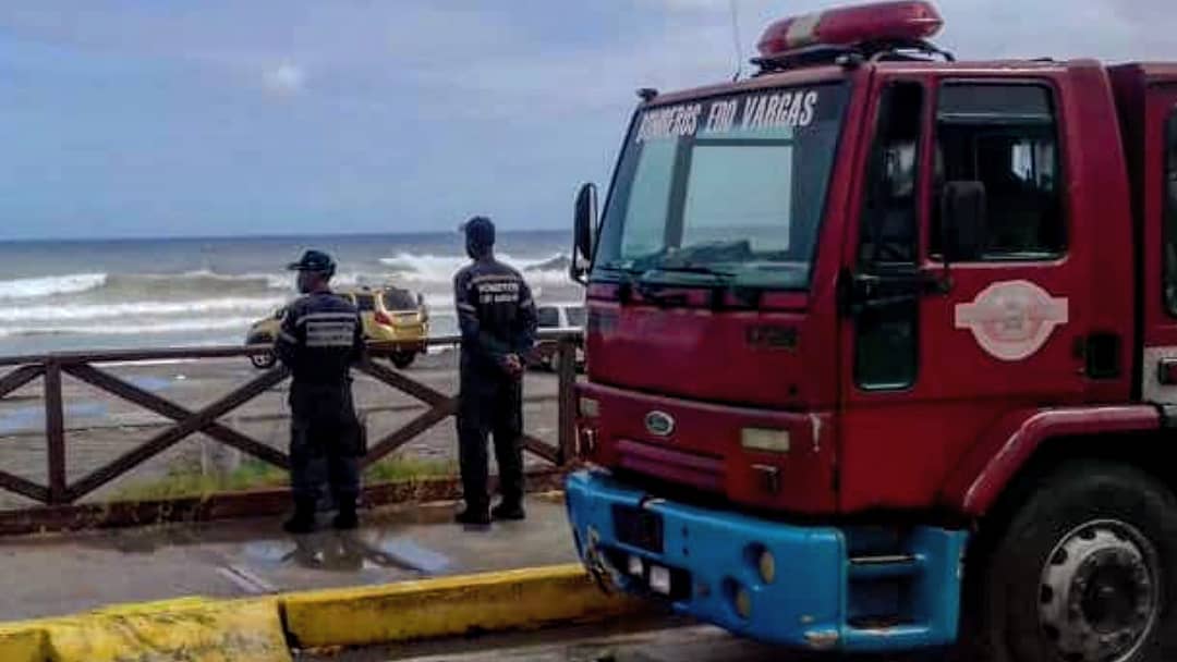 Inameh alerta que fuerte oleaje en costas venezolanas se extenderá por 48 horas