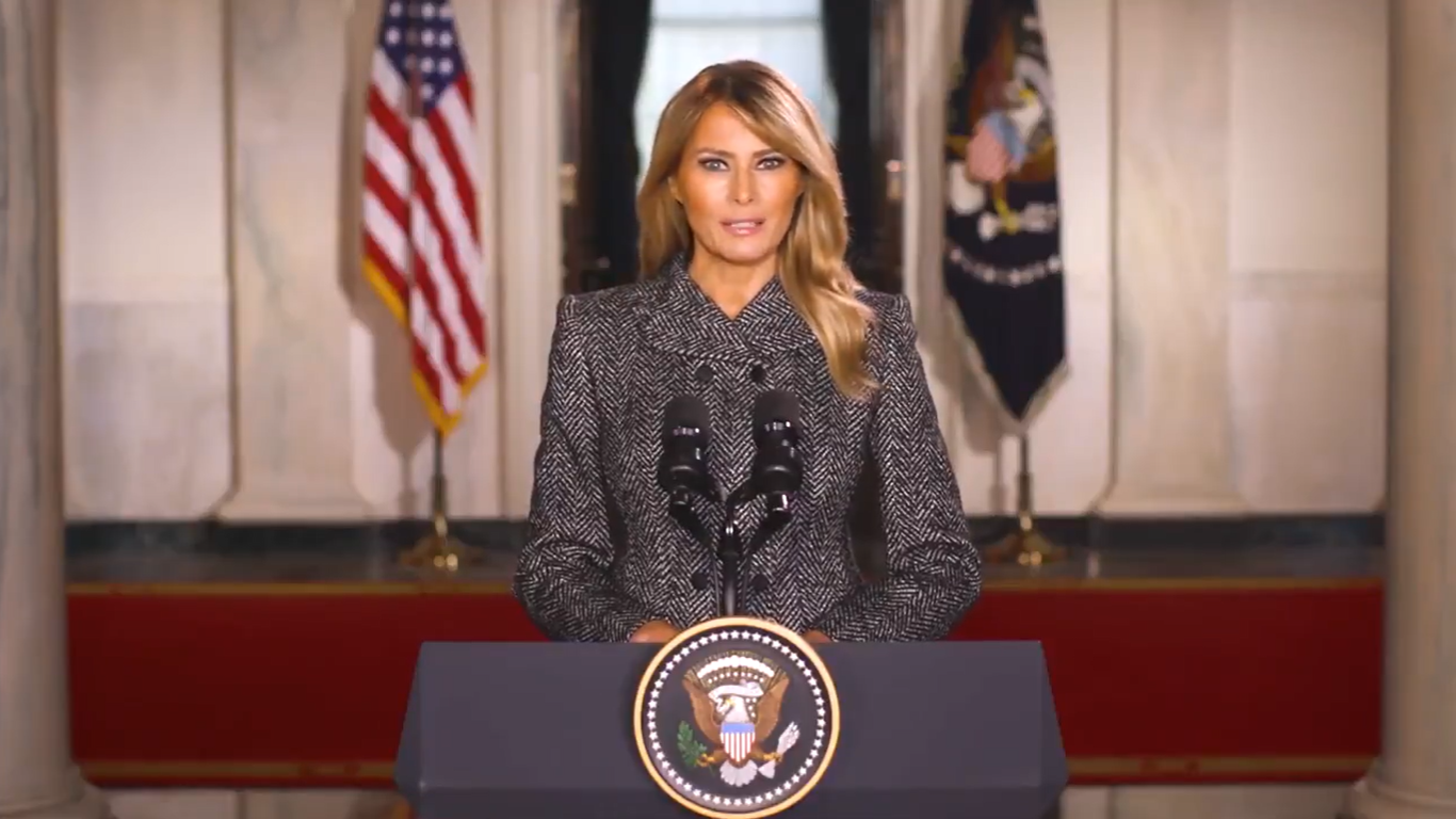 Melania Trump insta en su mensaje de despedida a escoger "el odio sobre el amor" Foto @Flotus