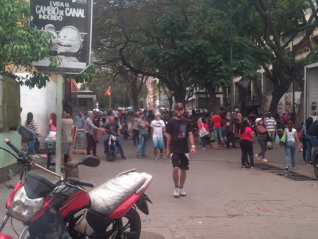 Reinicio de la cuarentena radical ha sido menos estricto en Catia y Petare, dicen usuarios del #CocuyoWhatsApp