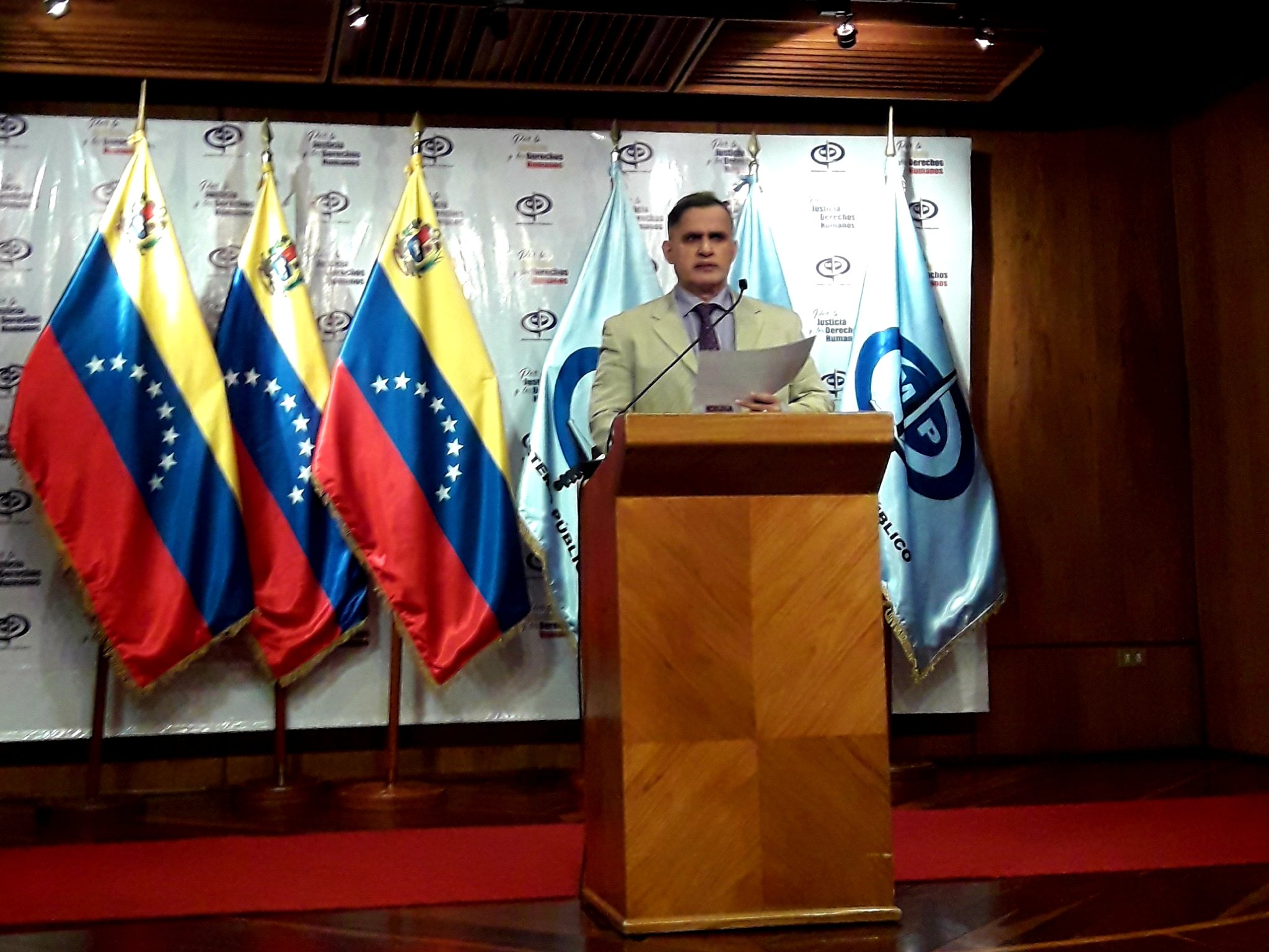 Libran orden de aprehensión contra Rafael Ramírez