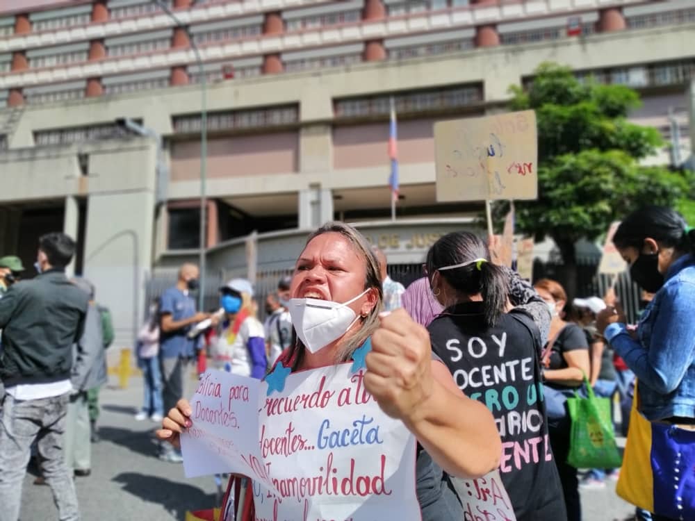 "No es hora de renunciar, es hora de luchar", dicen docentes en protesta frente al Palacio de Justicia (Fotos)