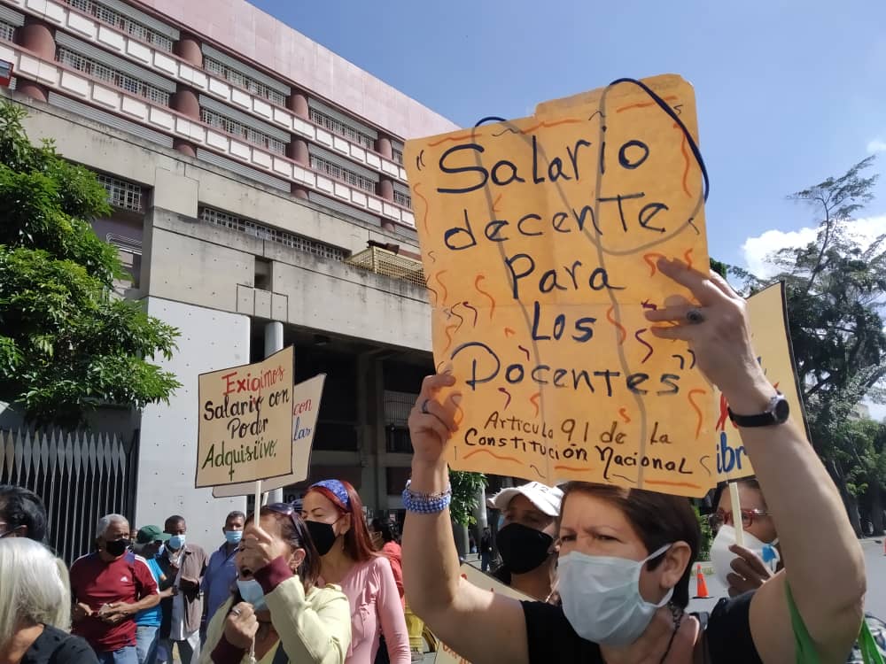 75% de los trabajadores del sector público está en pobreza extrema, reitera Comisión Delegada
