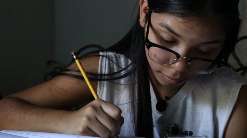 Coronavirus en Venezuela: la joven de 16 años que se convirtió en la maestra de su barrio durante el cierre de escuelas