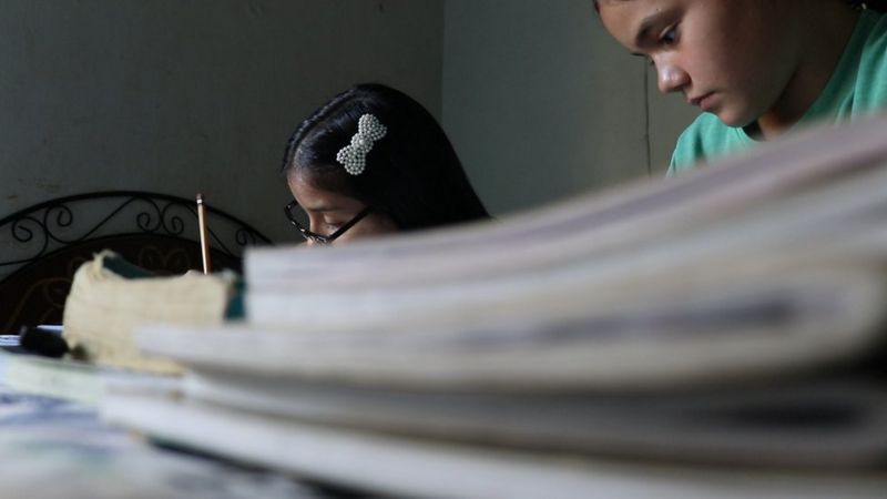 Coronavirus en Venezuela: la joven de 16 años que se convirtió en la maestra de su barrio durante el cierre de escuelas