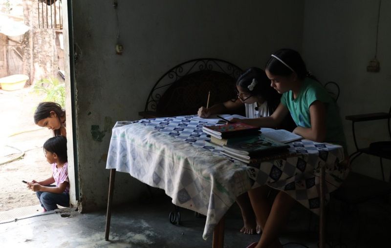 Coronavirus en Venezuela: la joven de 16 años que se convirtió en la maestra de su barrio durante el cierre de escuelas