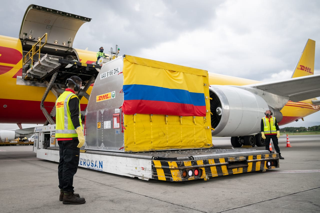 Llega a Colombia el primer lote de 50.000 vacunas contra el COVID-19