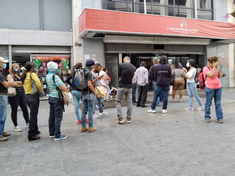 Caraqueños aprovechan ofertas en primer día de flexibilización de febrero