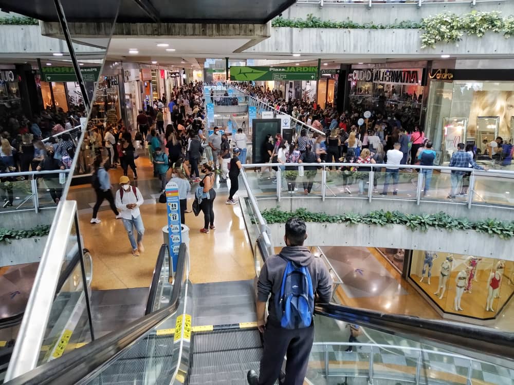 Caraqueños aprovechan ofertas en primer día de flexibilización de febrero