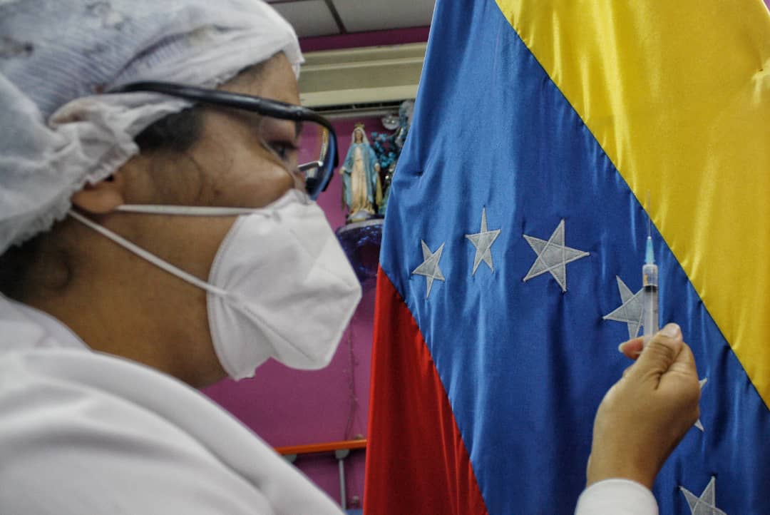 Academia de Medicina pide incluir a la sociedad civil en plan de vacunación anticovid