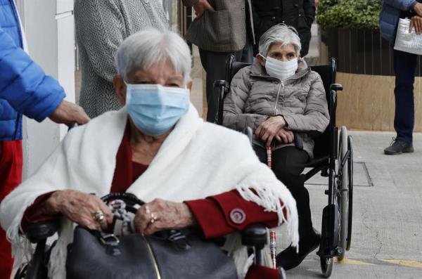 Vacunarse contra COVID-19: adultos mayores entre los primeros
