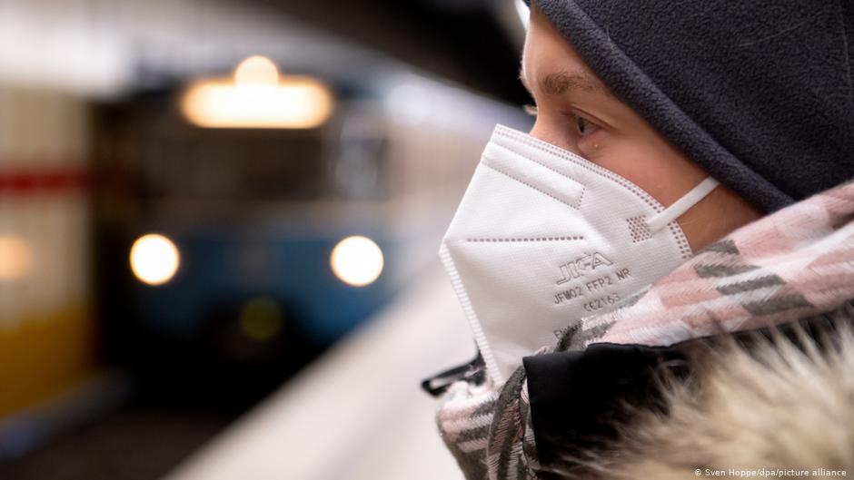 Coronavirus: Estudio sugiere usar dos mascarillas en vez de una