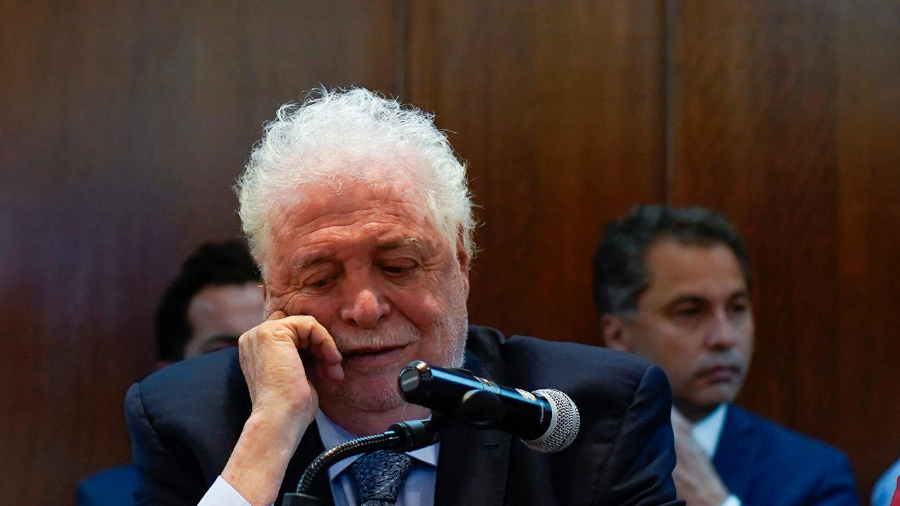 Fiscal imputa a exministro de Salud argentino por caso de "vacunación VIP"