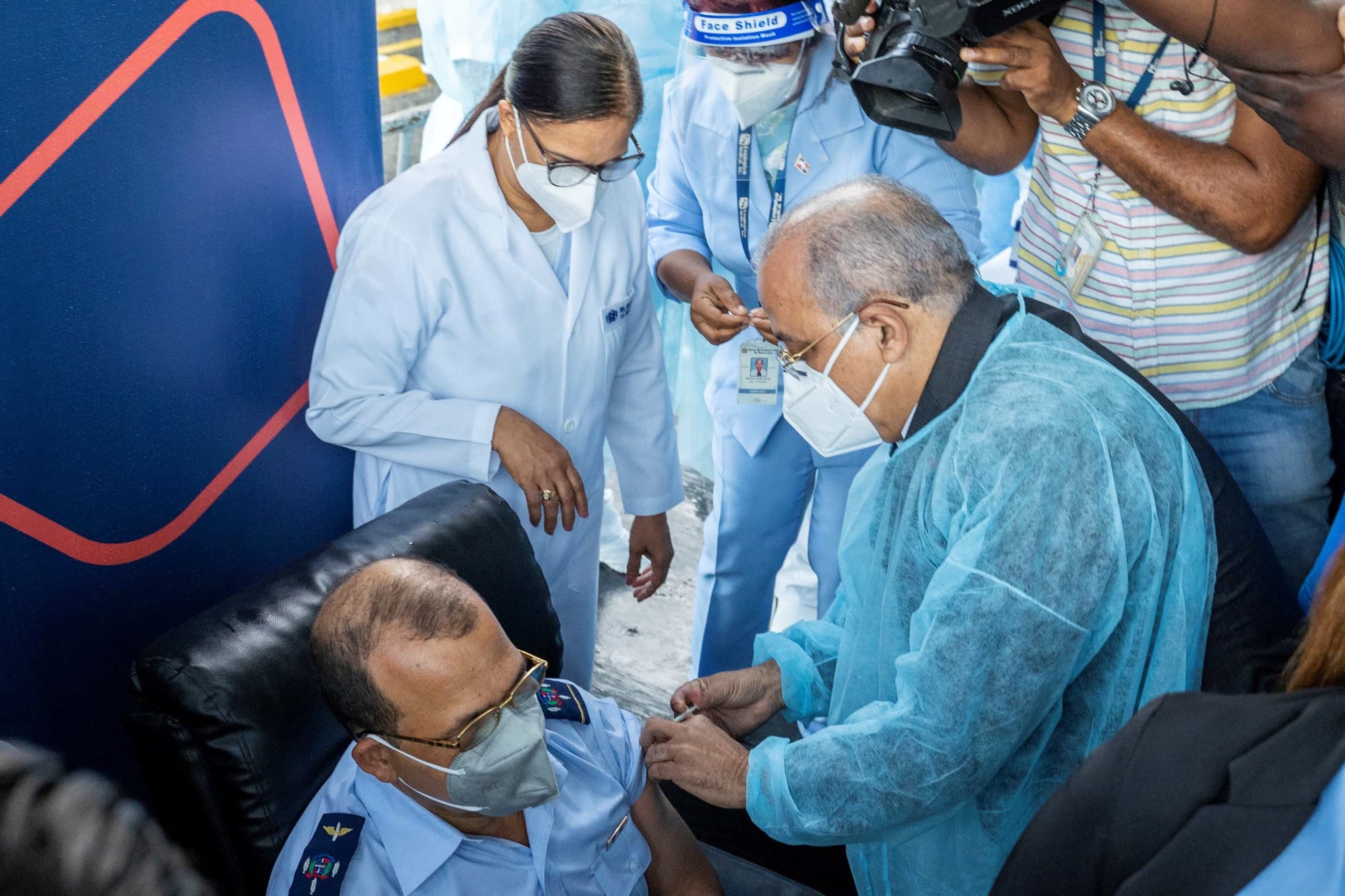 Dominicana empieza la vacunación por el subdirector de un hospital militar